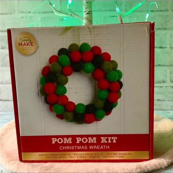 Do Crafts Simply Make Craft Kits Christmas Pom Pom Wreath Kit - Picture 2 of 5